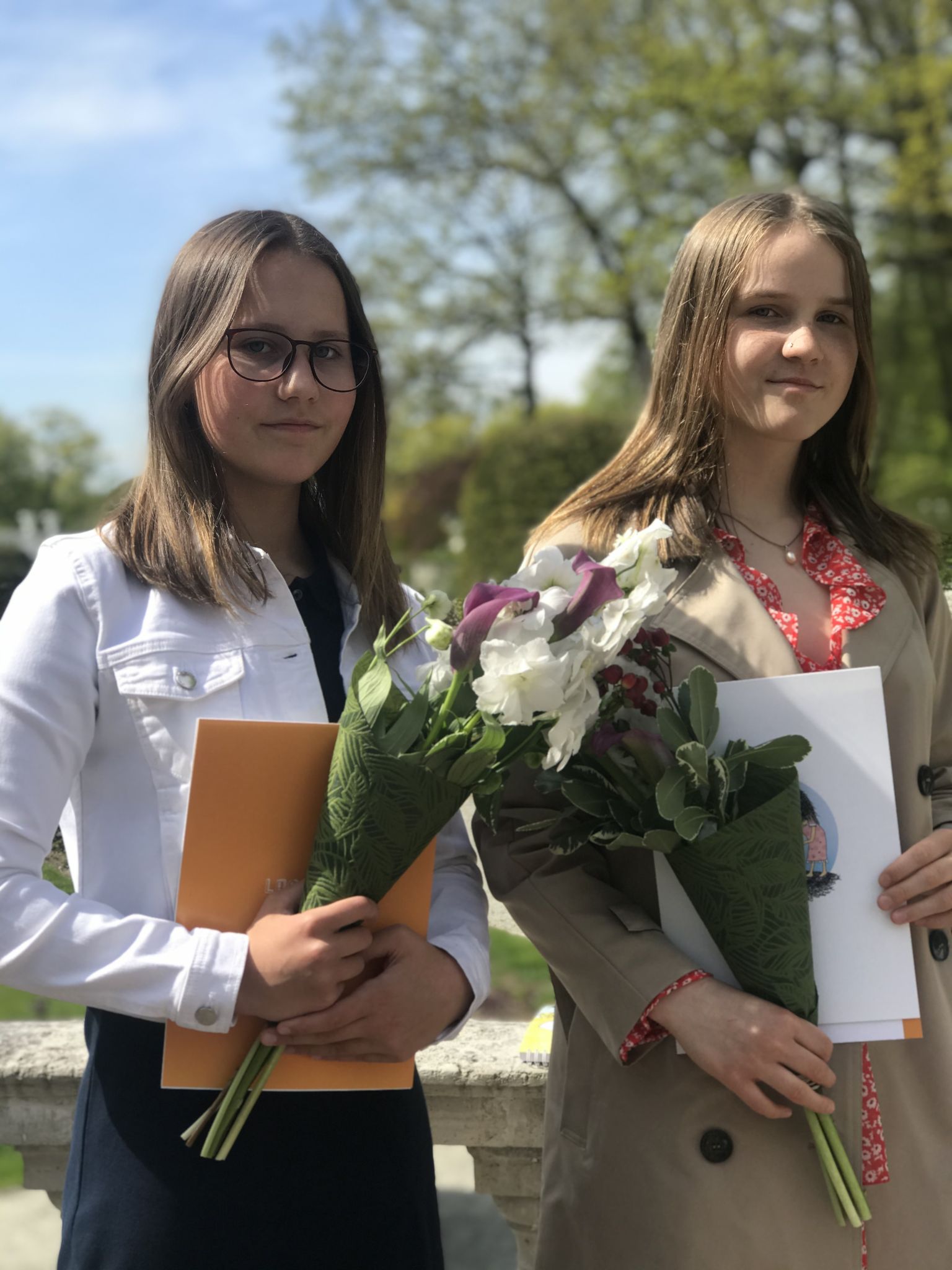 Katarina Elise Ploom ja Gerda-Marleen Pärli õnnelikena presidendi roosiaias.