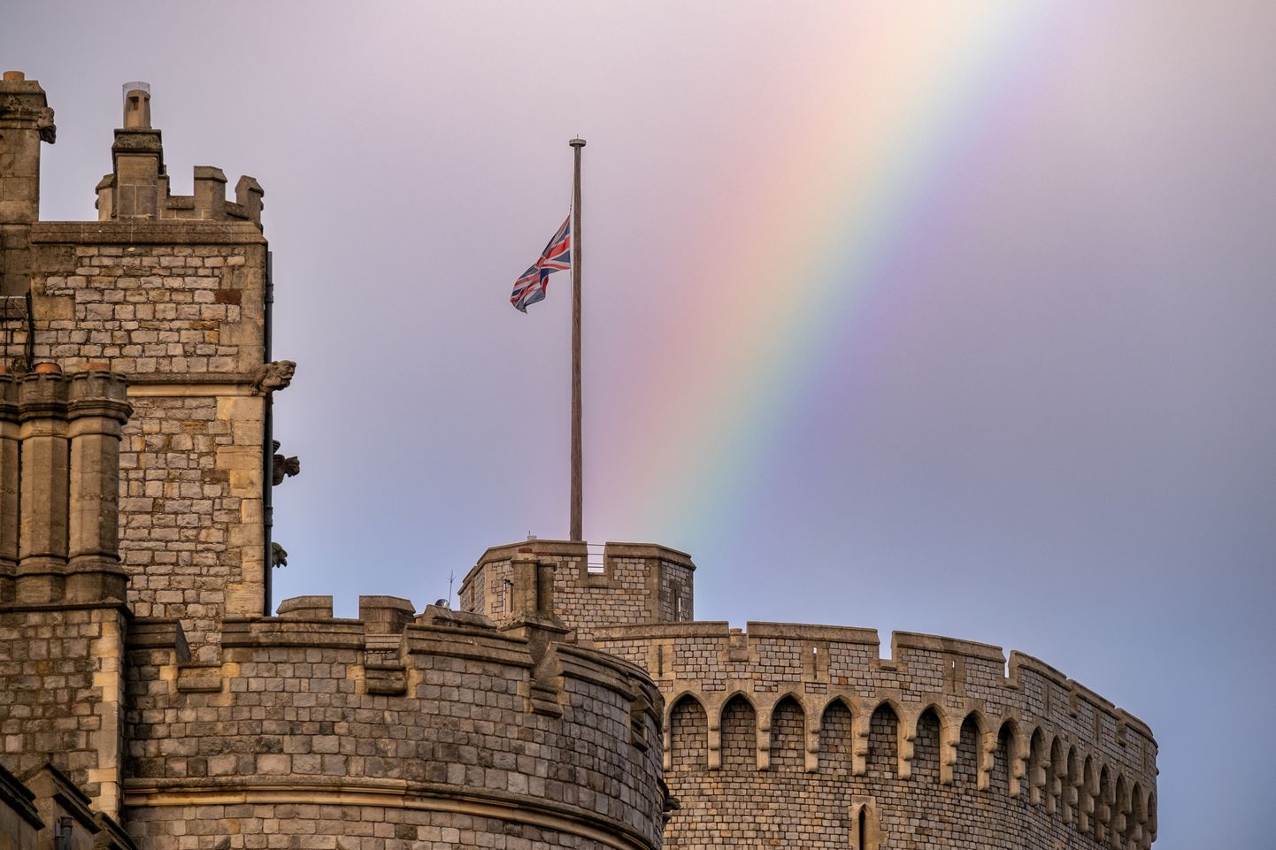 Vaatepilt Windsori lossi juures pärast kurva uudise teatavaks tulekut. Lipp on pooles mastis, taamal paistab kaunis vikerkaar.