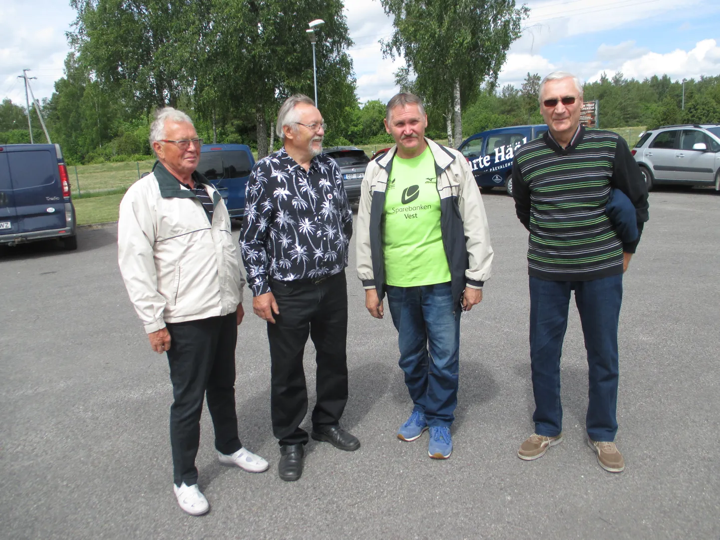 KOHTUMINE PARKLAS. Autod pargitud, said mehed juba parklas jutuotsa üles võtta. Vasakult Avo Käsper, Lembit Õunaid ning Toivo ja Ennu Lepik.
