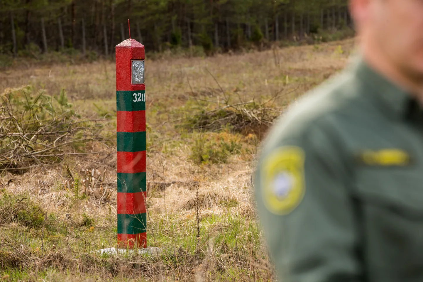 Venemaa piiritulp Eesti-Vene piiril Võmmorski küla juures. Eesti alustas mullu oma piiriala väljaehitamist.
