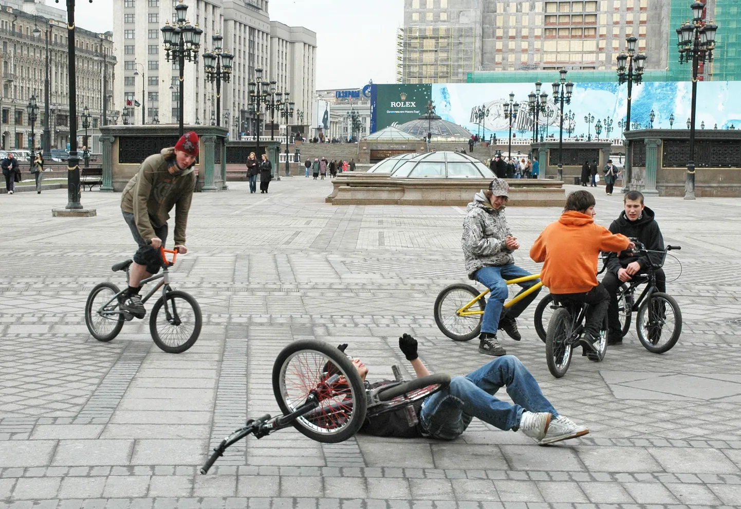 Noored jalgratturid. Pilt on illustreeriv.