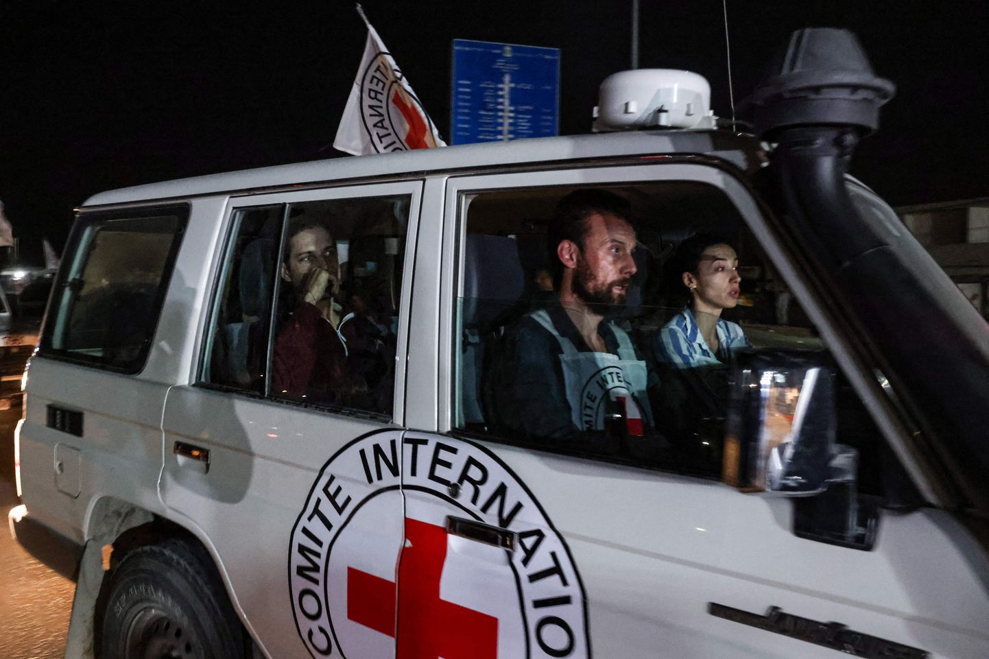 Автомобиль Красного Креста с заложником, освобожденным ХАМАС.