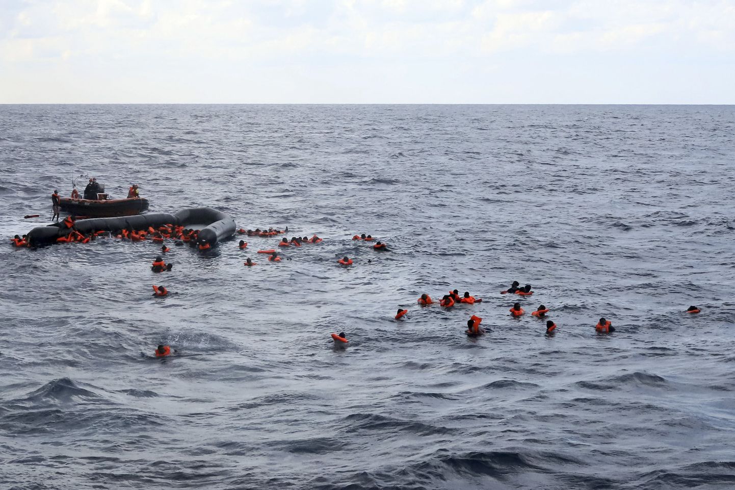 Põgenikud ja migrandid ootavad vabaühenduse Proactiva Open Arms päästjaid Vahemerel 11. november 2020. Päästjad olid lõpetanud päästevestide ja maskide laialijagamise, kui ülerahvastatud paat purunes.