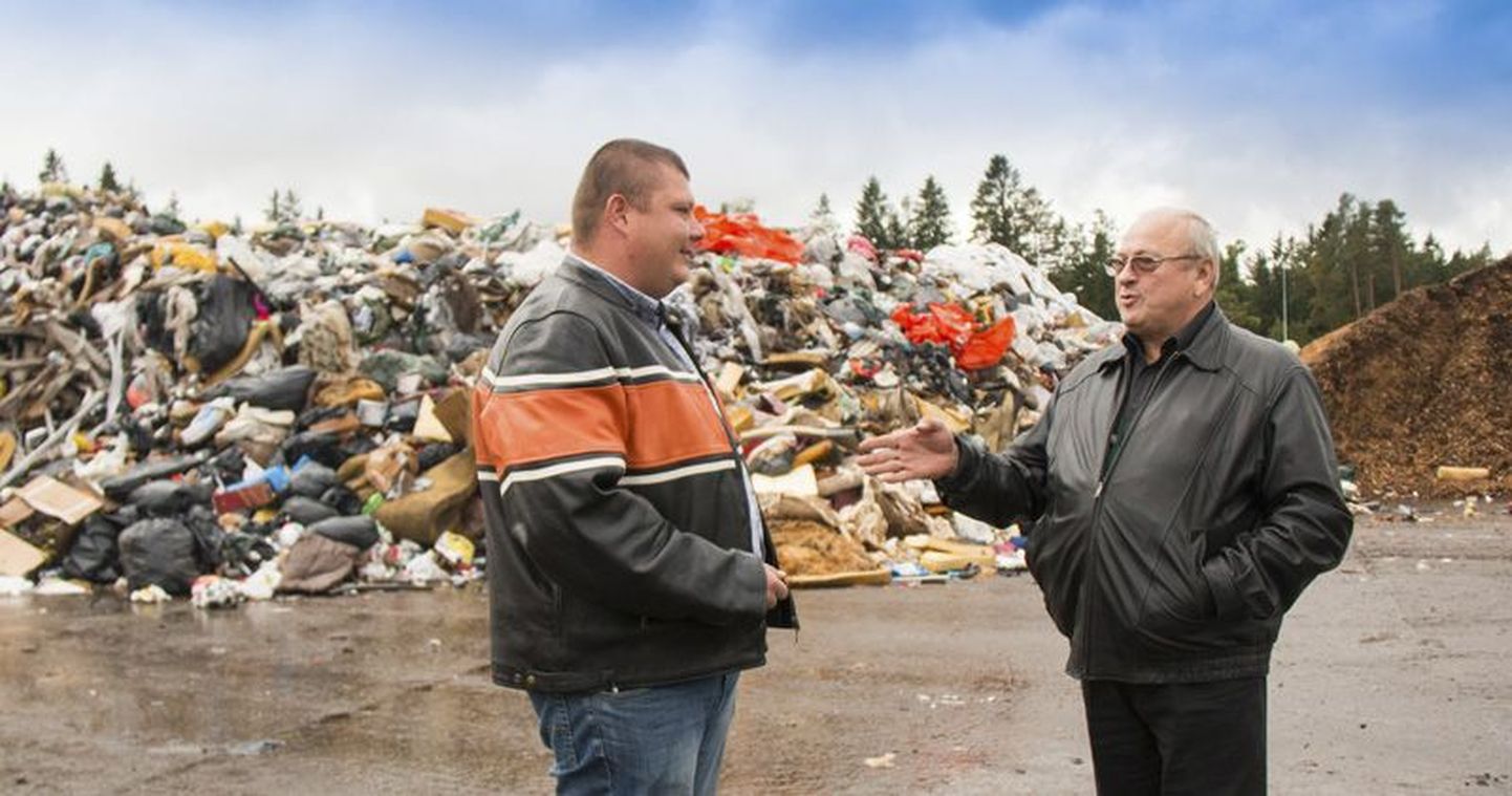 Priit Raamat (vasakul) ja Toomas Väinaste on veidi mures, sest jäätmekeskus on hädas prügist lahti saamisega.