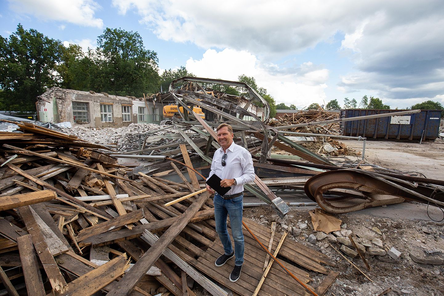 Konesko tegevjuht Mart Hirtentreu seisab keset lammutusel olevat platsi Türi-Allikul, kuhu ehitatakse uus tootmishoone.