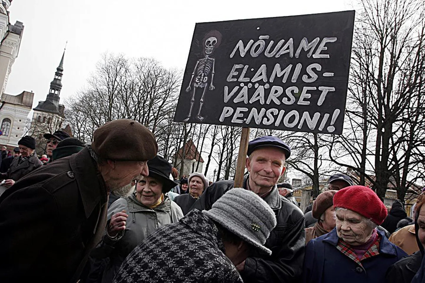 Kriitilisematel aegadel on pensionärid tulnud Tallinnas oma nõudmistega tänavale. Foto pärineb 2005. aastast.