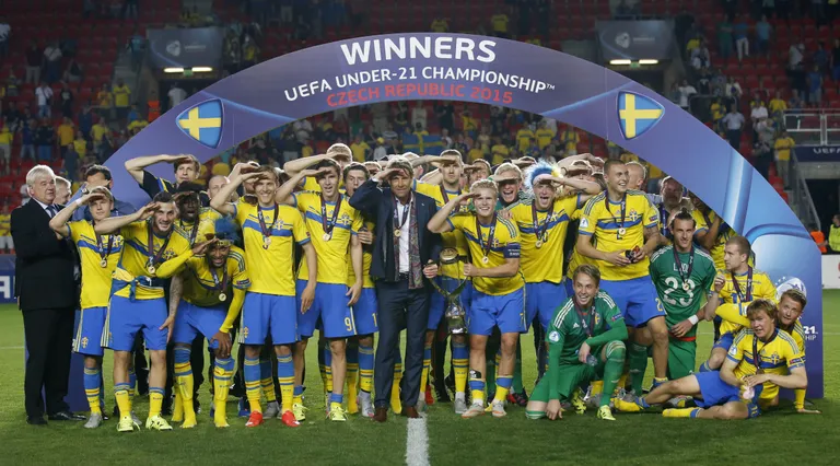 Euroopa meistriks kroonitud Rootsi koondise pilkav tervitus neid novembris mõnitanud Prantsusmaa kaitsja Layvin Kurzawa aadressil. FOTO: Scanpix