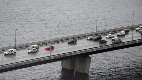 Piektdienas vakarā uz Vanšu tilta notikusi trīs automašīnu avārija