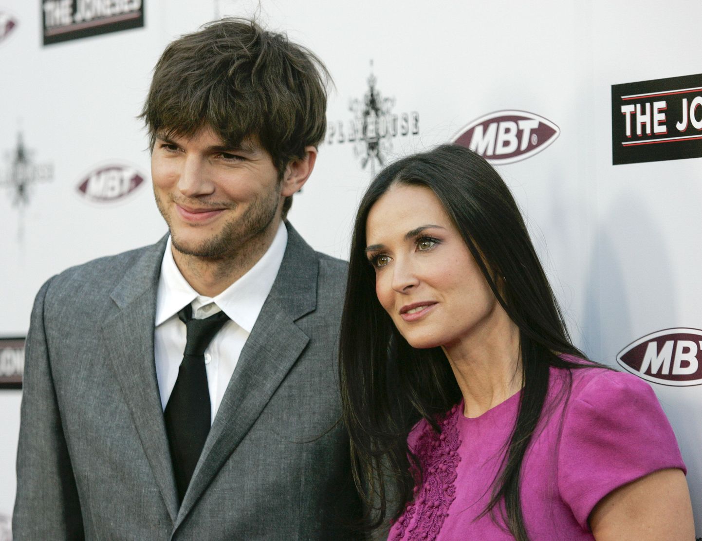 Demi Moore koos endast noorema näitlejast abikaasa Ashton Kutcheriga.