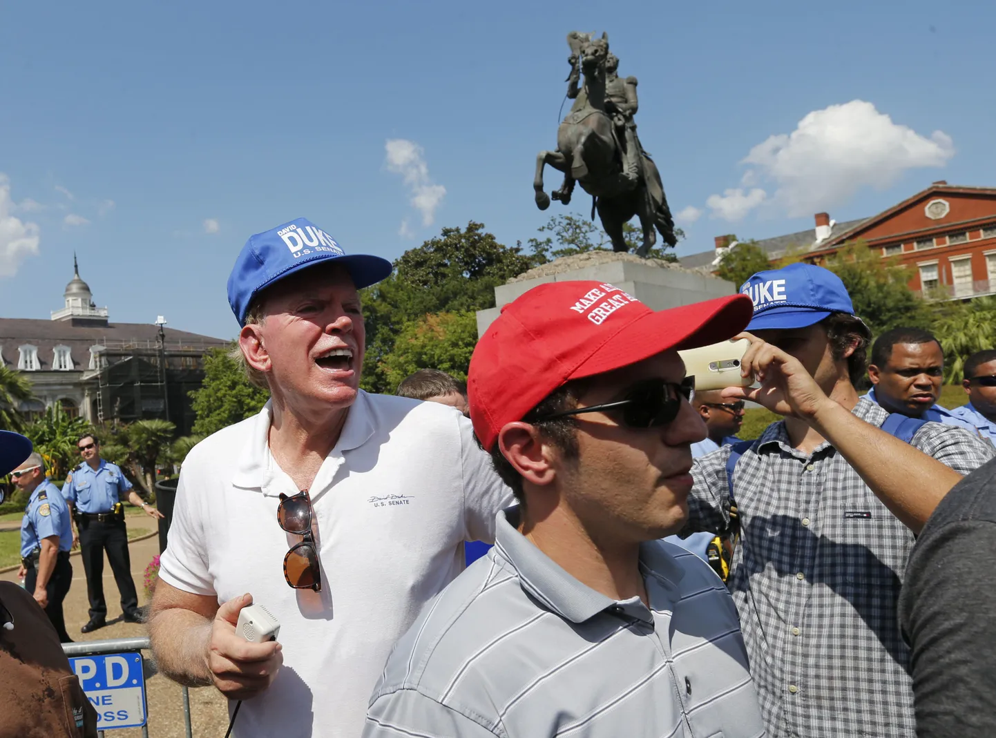 Endine Ku Klux Klani liider ja praegune Senati kandidaat David Duke toetajatega.