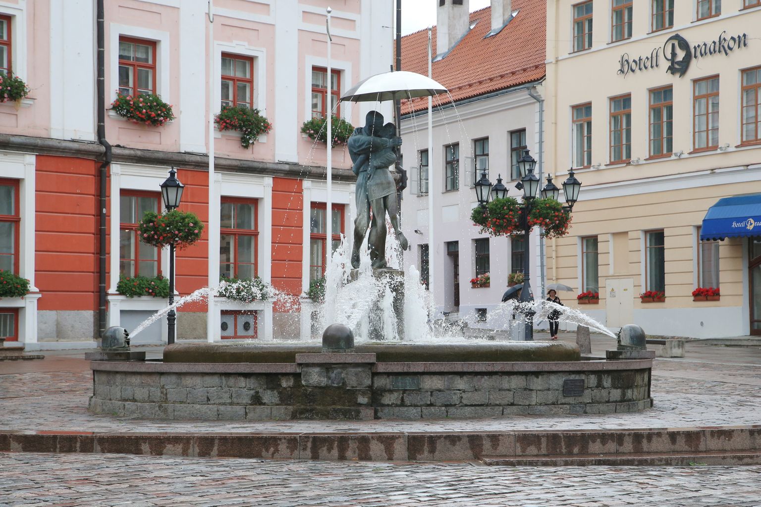 Pildil suudlevaid tudengeid kujutav skulptuur Tartu Raekoja platsil.