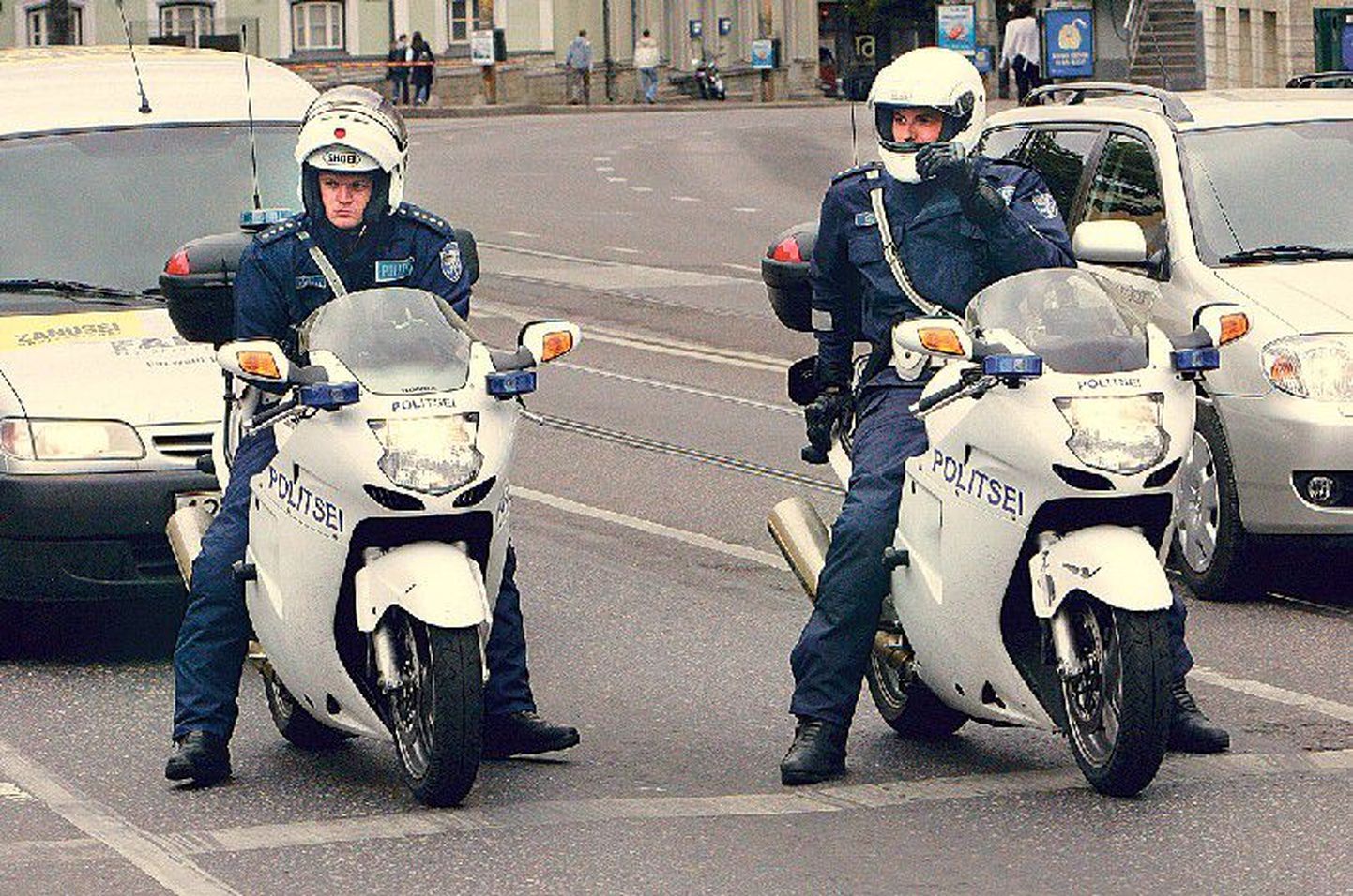 Korrakaitsjad mootorratastel Tallinnas patrullimas. Politseiameti juhid väitel ei premeerita patrullpolitseinikke trahvide arvu põhjal.
