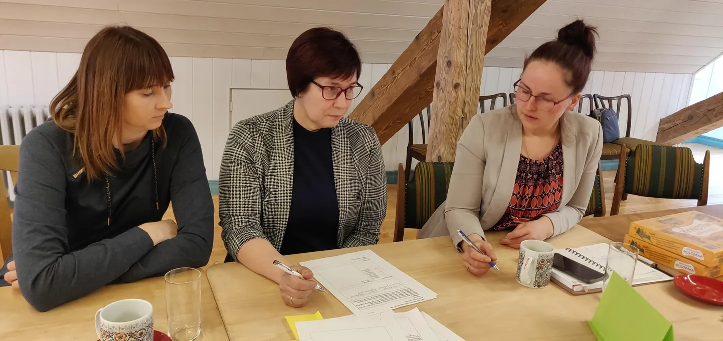Karksi-Nuia lasteaia õppejuht Laande Ade ja direktur Kivistiku Katrin ning Abja lasteaia direktur Nigoli Kairi instituudi arengukava arutemen.