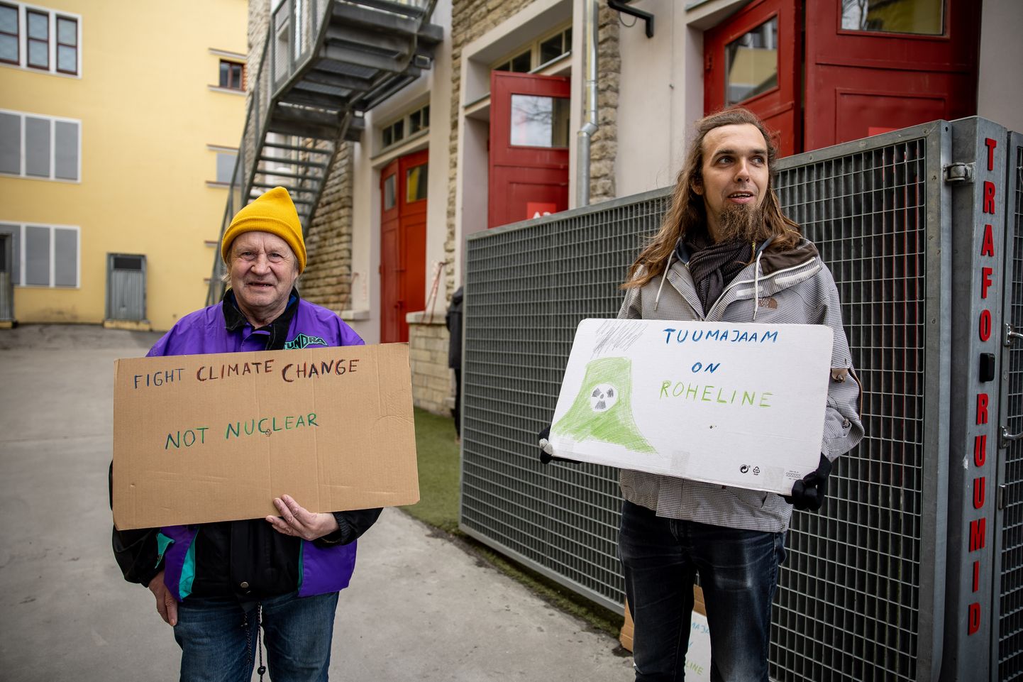 Tuumaelektrijaama pooldajate meeleavaldus Arhitektuurikeskuse ees. Meeleavalduse korraldas Mihkel Tiganik, kes seisab paremal. Foto: Sander Ilvest, Postimees
