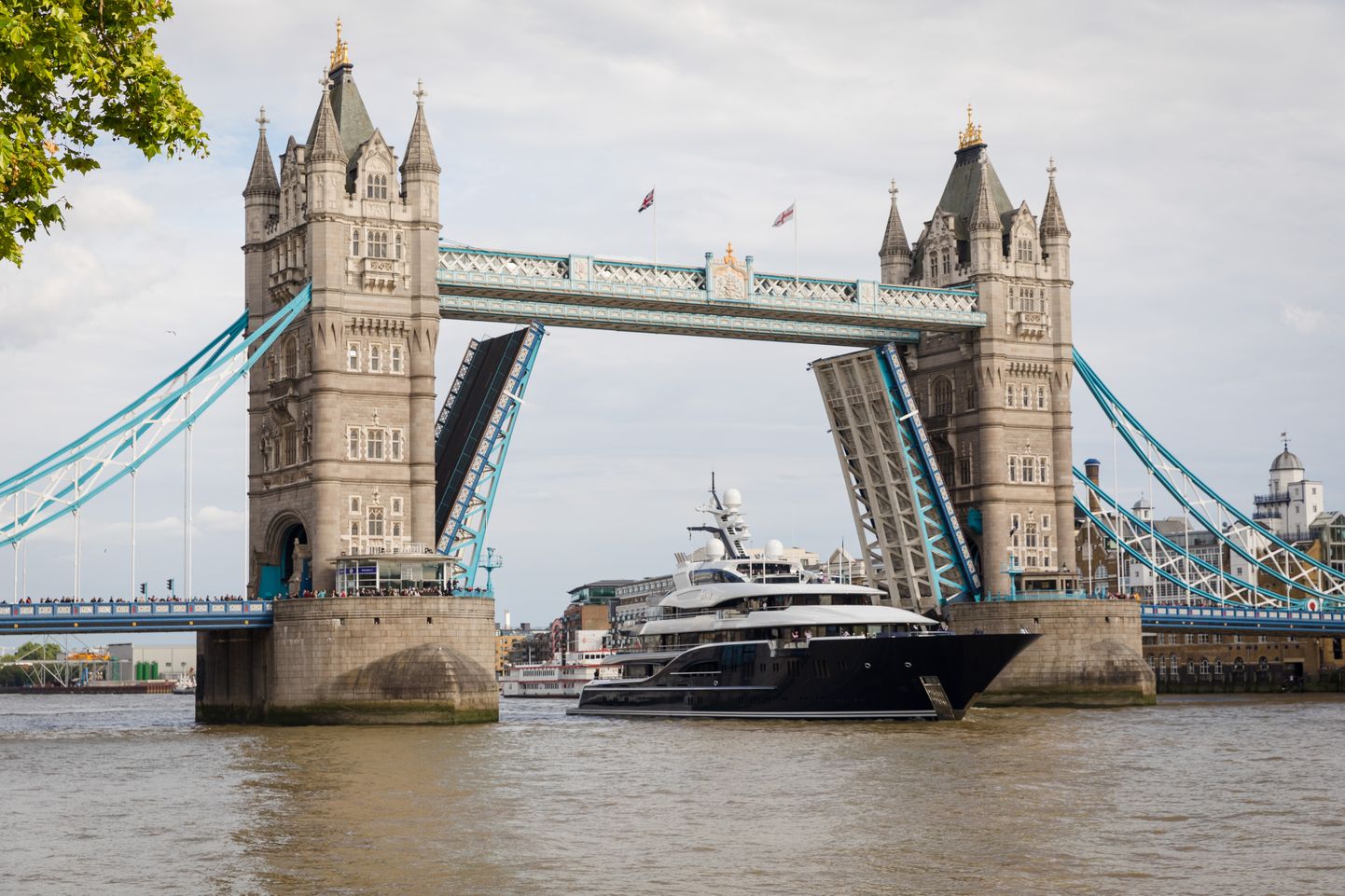 Роскошная яхта Solandge российского олигарха Александра Гирды проходит под лондонским мостом Tower Bridge
