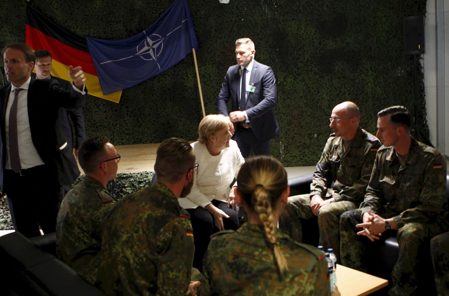 Vācijas kanclere Angela Merkele tiekas ar Vācijas karavīriem Lietuvā