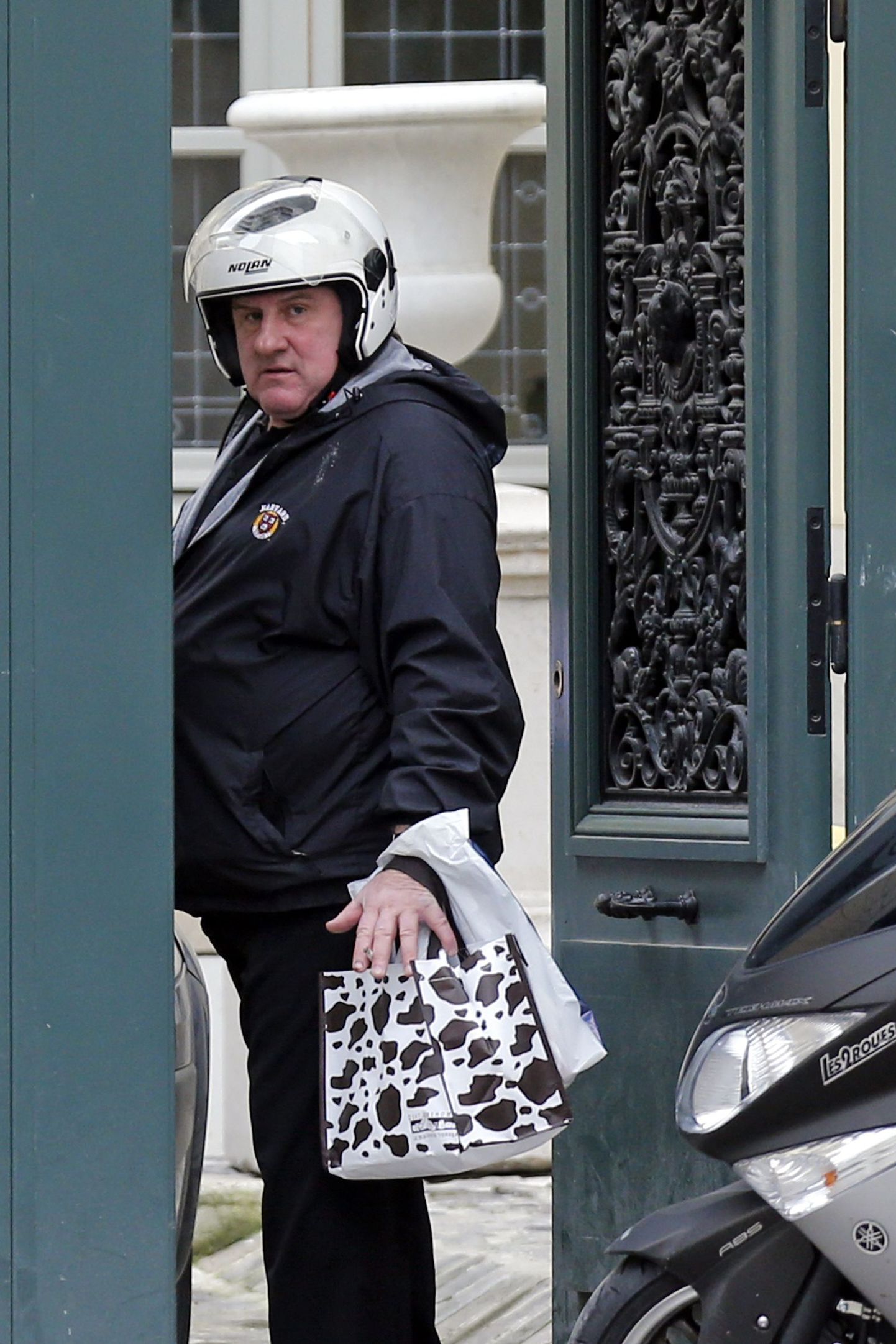 Gerard Depardieu siseneb koduuksest Pariisis.