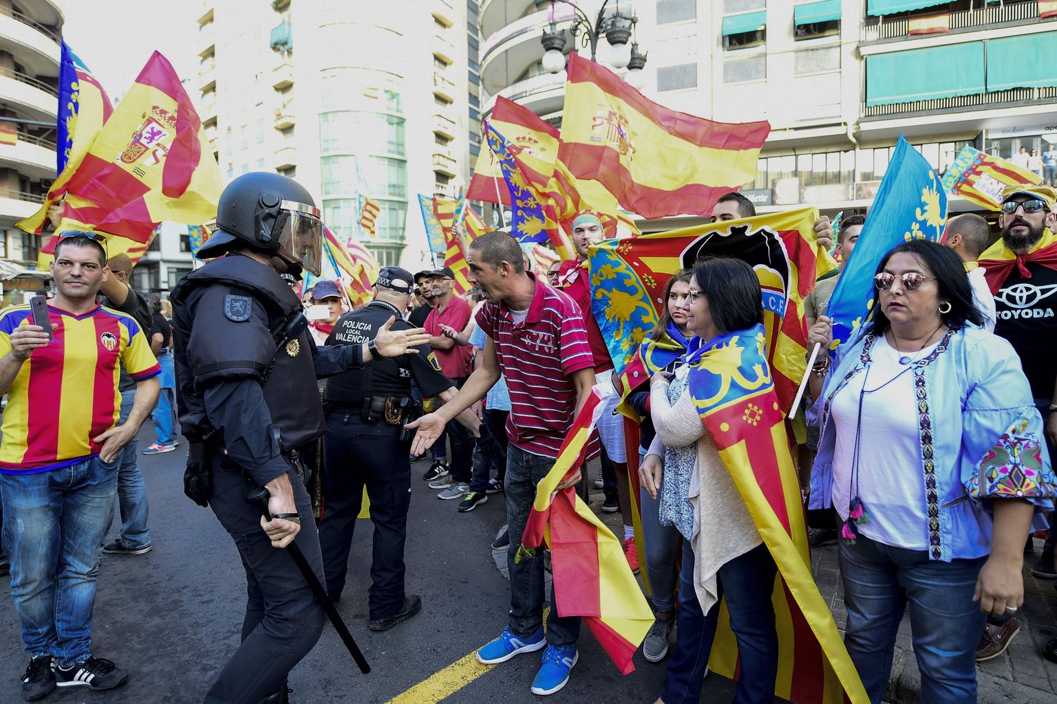 Hispaania politseinikud vastasseisus 9. oktoobril Valencia diada vastu protestima tulnutega.
