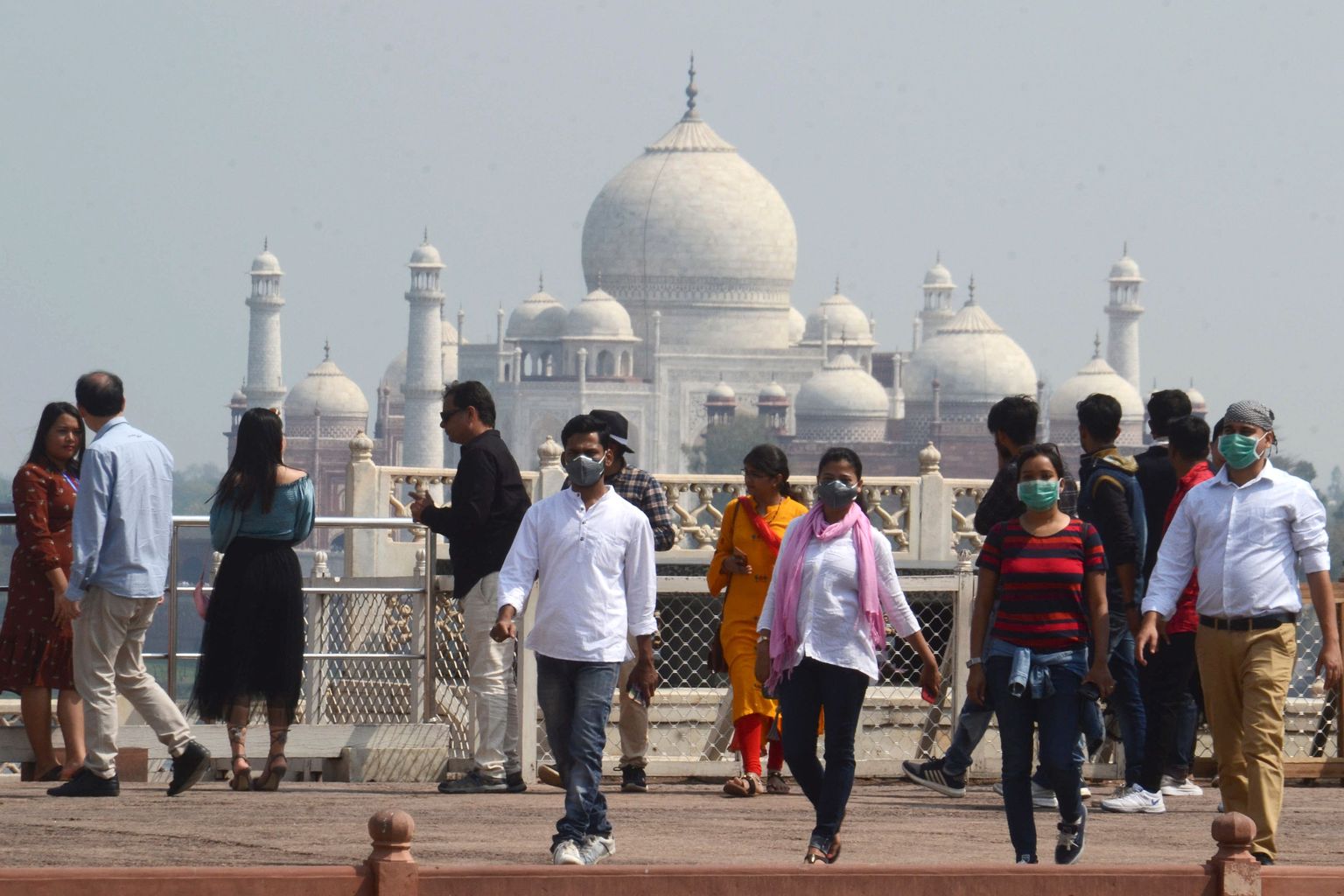 Näomaskides turistid Agras Taj Mahali juures.