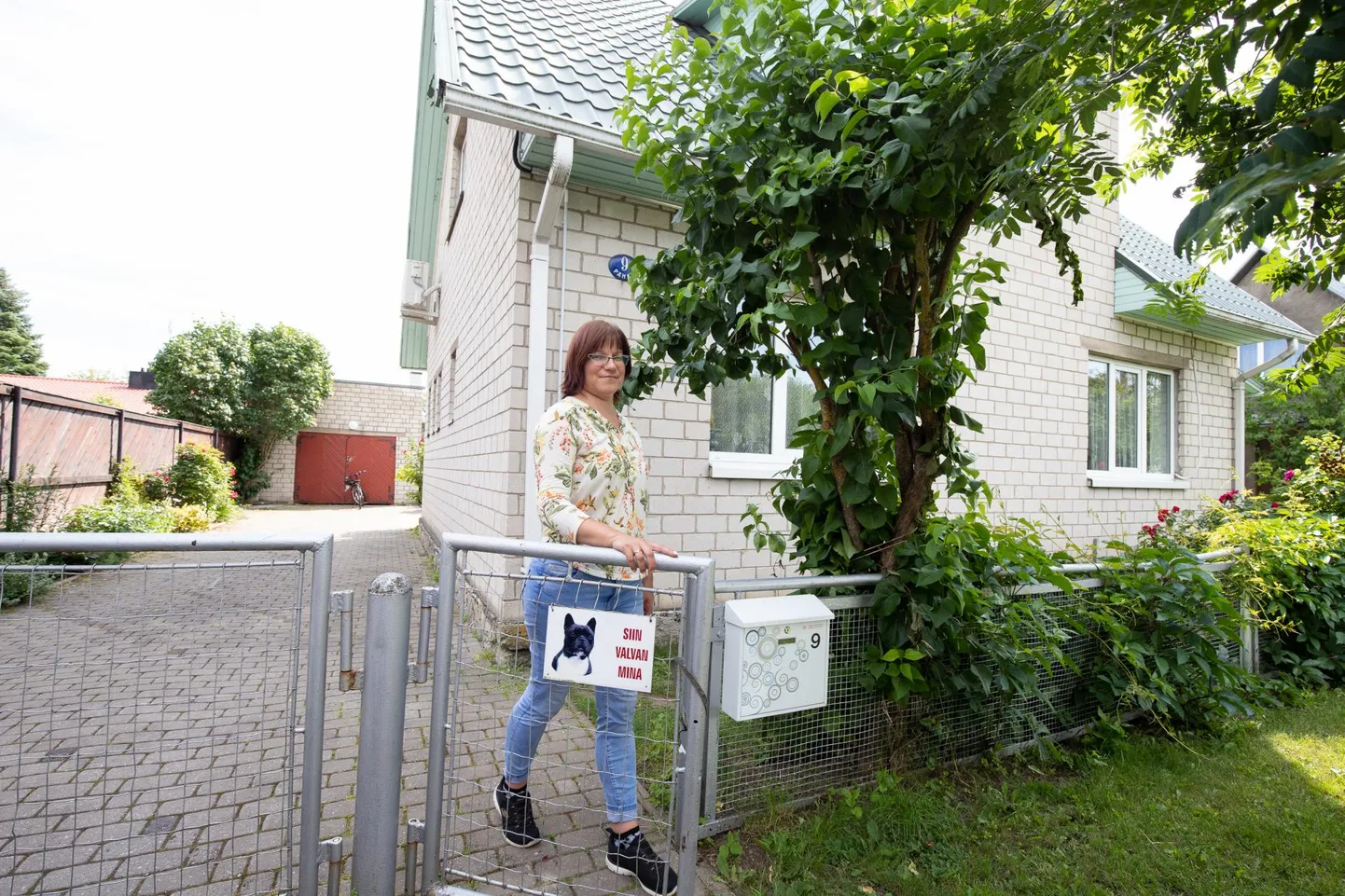 MTÜ Maria ja Lapsed juhatuse liige Karis Mugamäe on väga rõõmus, et Rakveres Pähkli tänaval on üks mõnusa aiaga maja saanud koduks viiele lapsele. Koera silt on väravale jäänud eelmistest elanikest, kuid loodetakse, et peagi õnnestub perre võtta ka neljajalgne sõber.