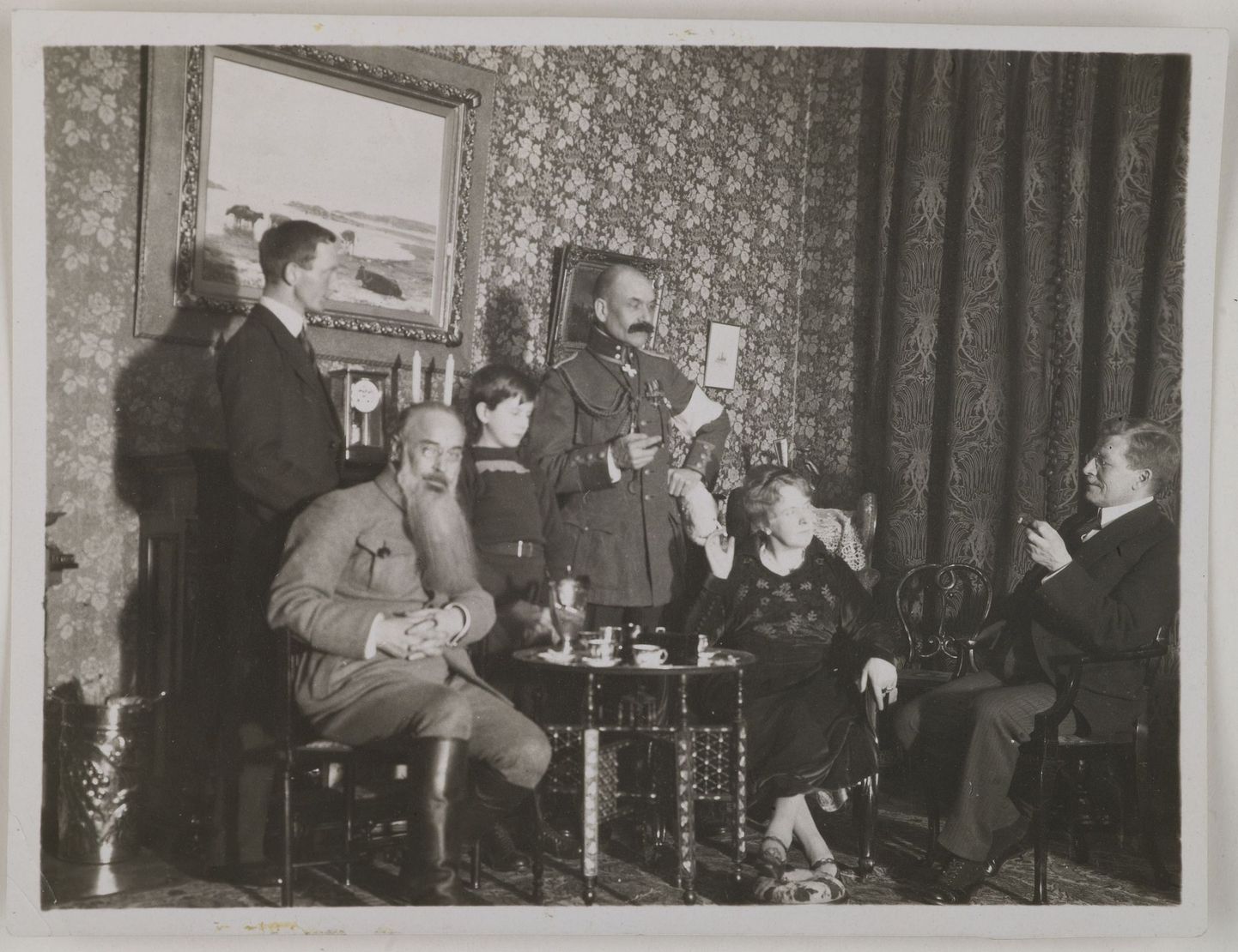 SOOME 100: Akseli Gallen-Kallela seltskonnas Mascha Heiroth, Dr. Perrit, Sigurd Wettenhovi-Aspa, Emil Wikström ja üks lapsuke. Helsinki, 1919. aastal