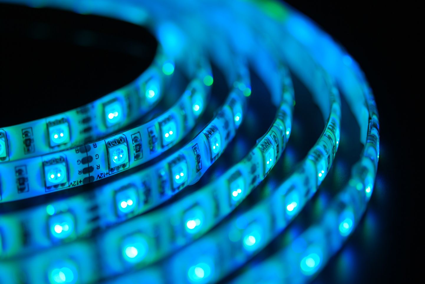LED valgustite sinine valgus võib kahjustada silma võrkkesta.
