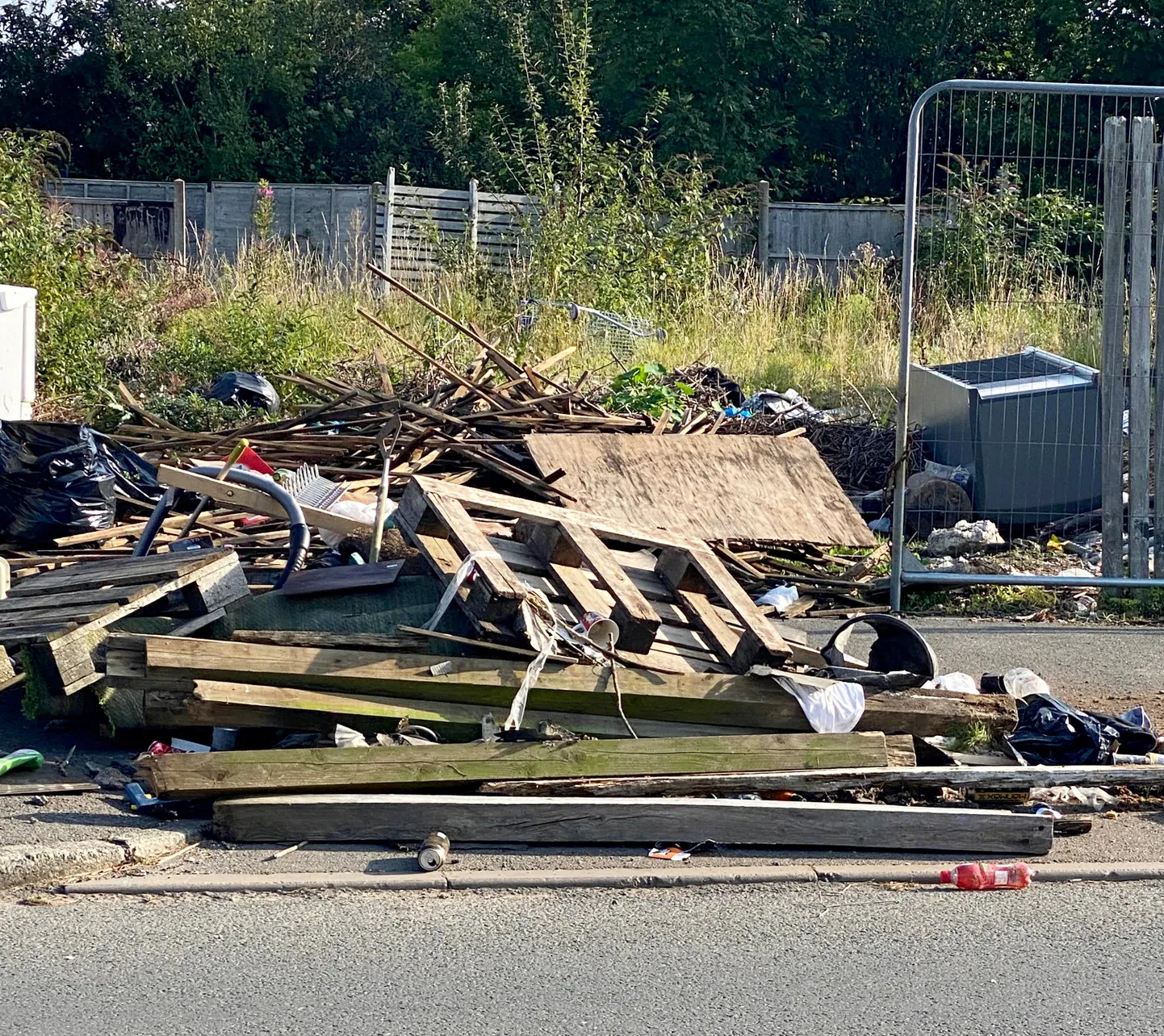 Ehitusjäätmeid vedanud kallur kallas prügi keset tänavat.