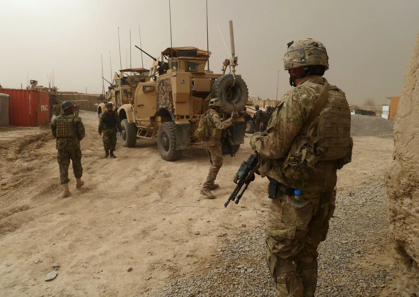 USA sõdurid sõjaväebaasi sissepääsu juures Alkozai küla lähistel Kandahari provintsis Afganistanis.