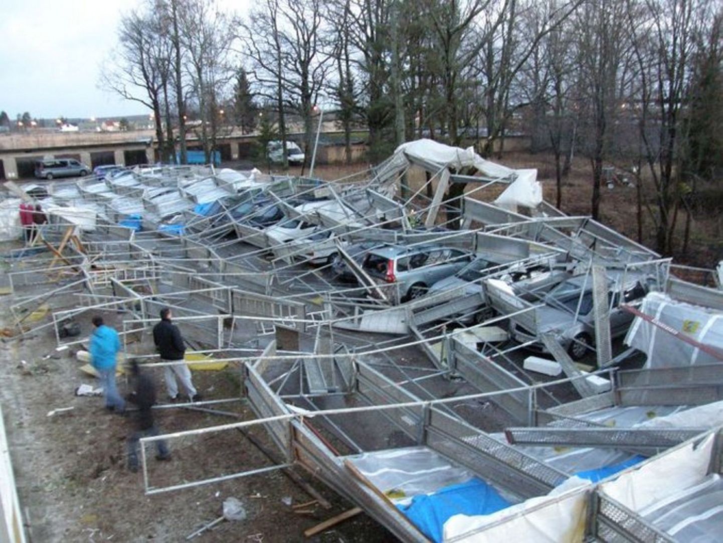Tartumaal Tähtvere vallas Märjal kukutas tormituul ehitustellingu otsa 20 autole.