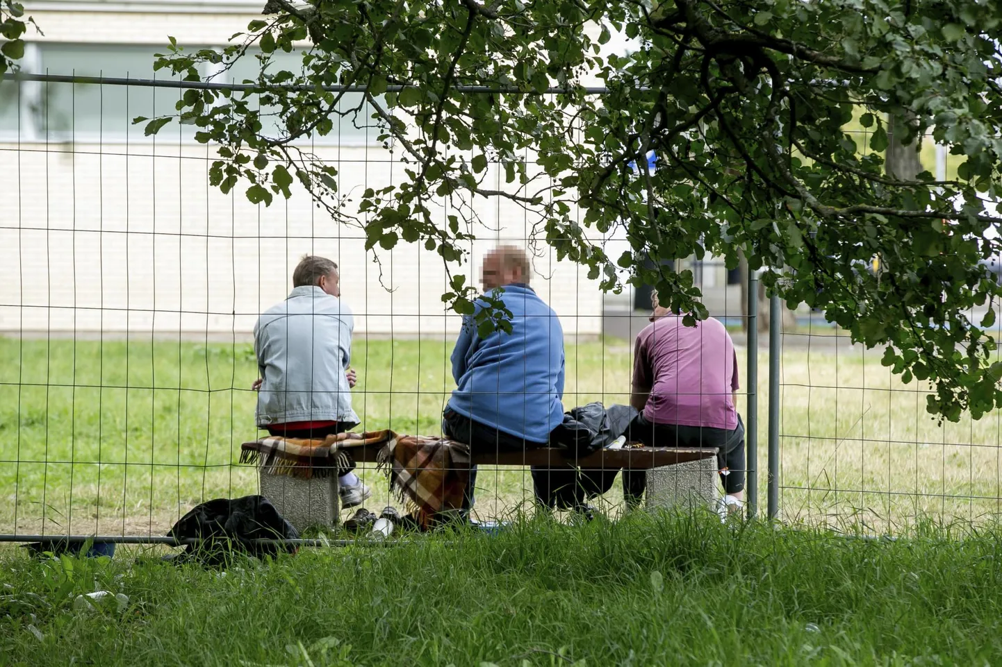 Pensionärid Marja poe taga.