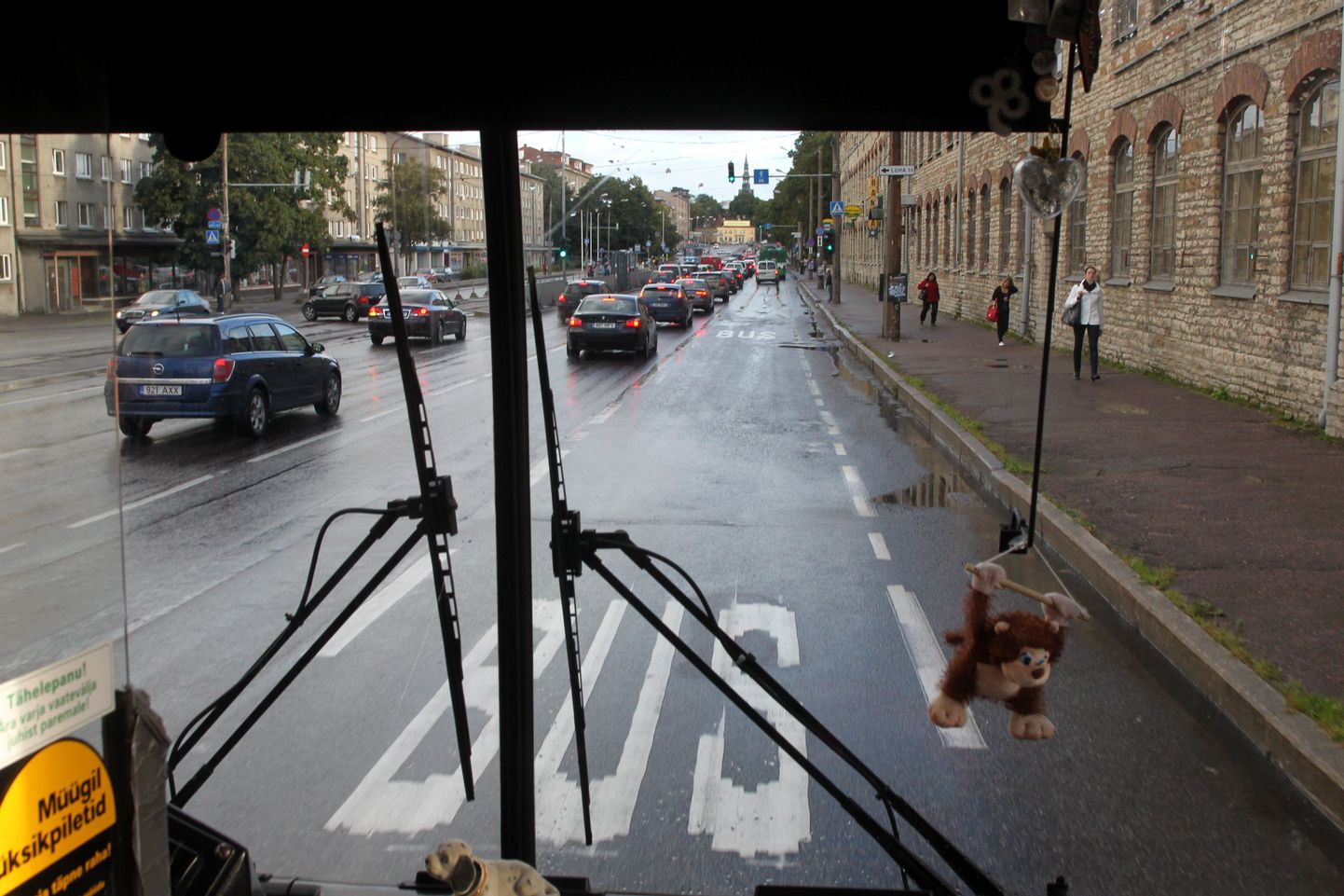 Varahommikune bussisõit Pärnu maanteel.
