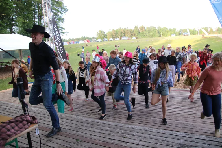 Kantri rütmid ja tantsusammud Karjujärve laagris