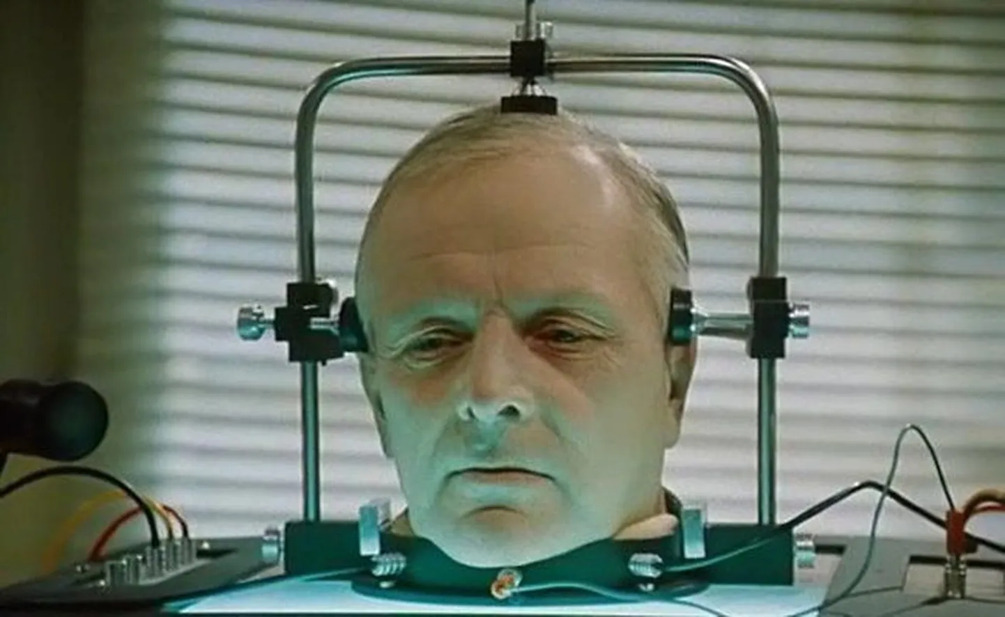 Kaader filmist Testament, professor Dowell