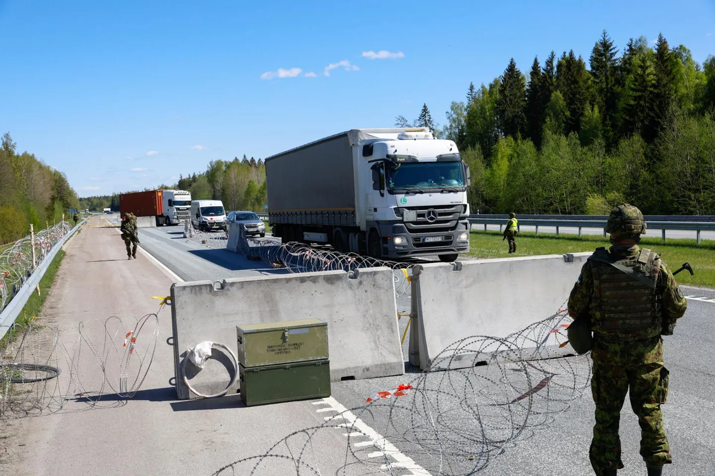 Õppus Kevadtorm jõudis sel korral tsiviilisikutele lähemale kui kunagi varem – elava liiklusega maanteele püstitati kontrollpost.