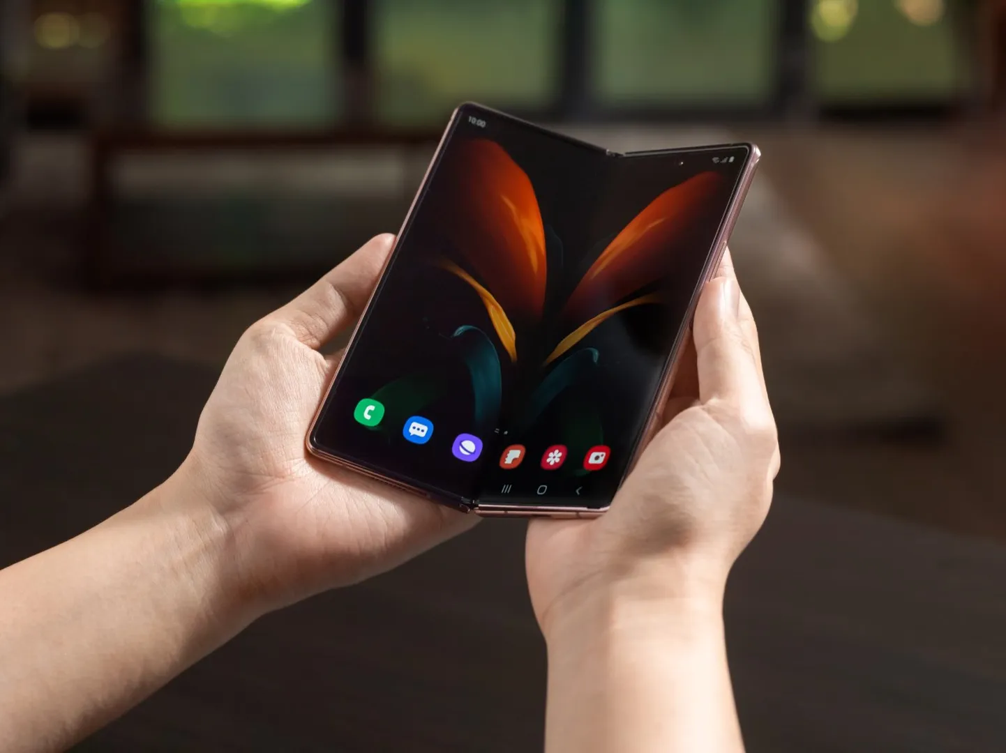 Телефон Galaxy Z Fold2 5G.