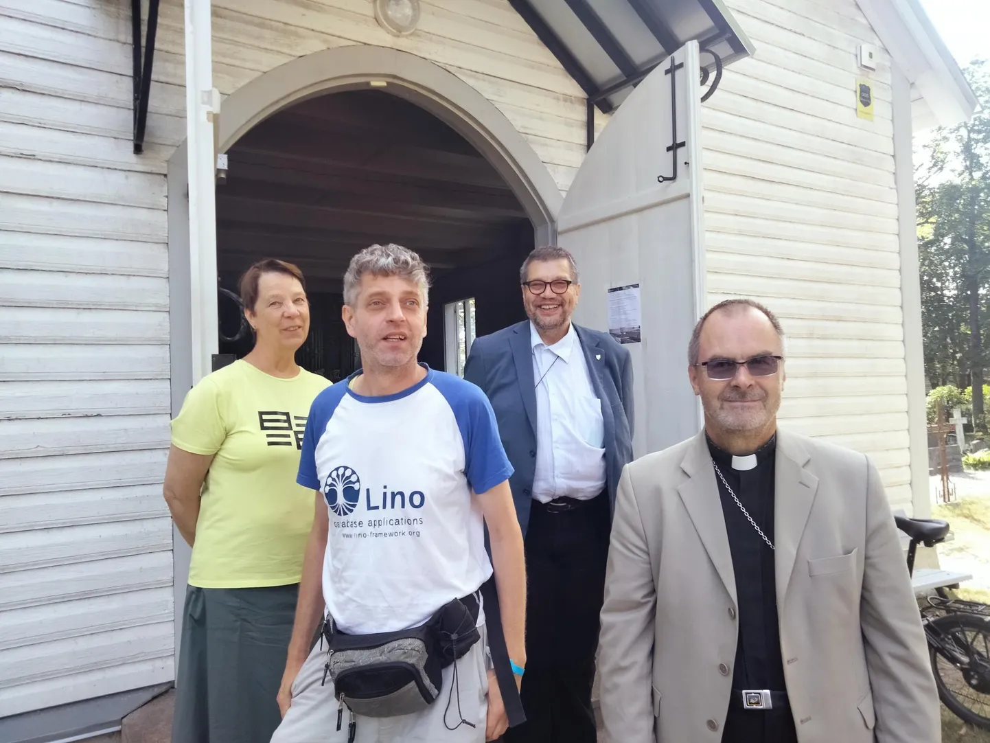 Eespool seisavad vasakul Eesti Taizé Sõprade seltsingu üks juhtliikmeid, Luc Saffre Belgiast ning paremal preester Urmas Karileet. Nende keskel tagareas on Kuusalu koguduse juht Jaanus Jalakas.