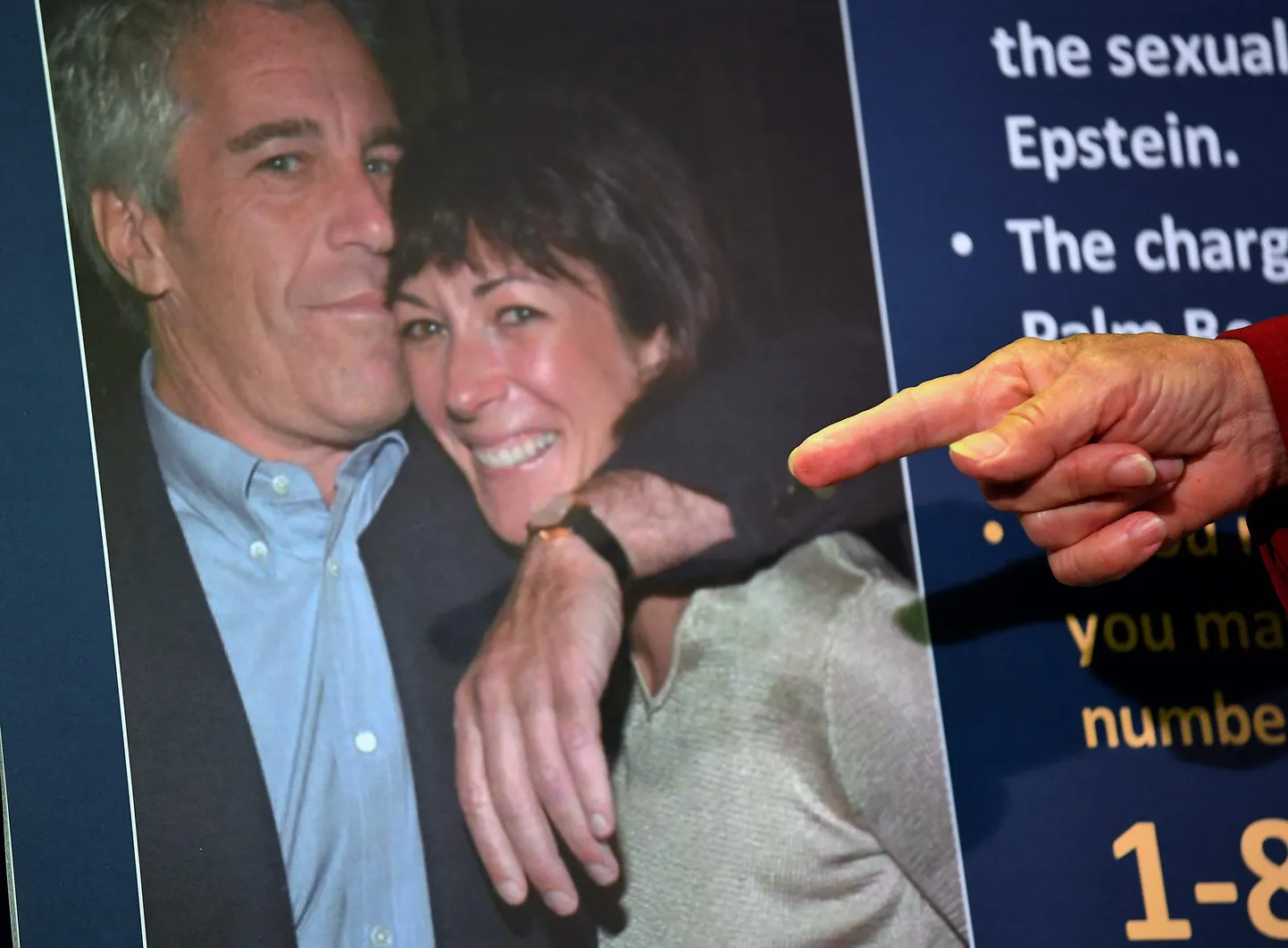 USA New Yorgi prokurör Audrey Strauss näitamas 2. juulil 2020 pressikonverentsil Jeffrey Epsteini ja Ghislaine Maxwelli fotot