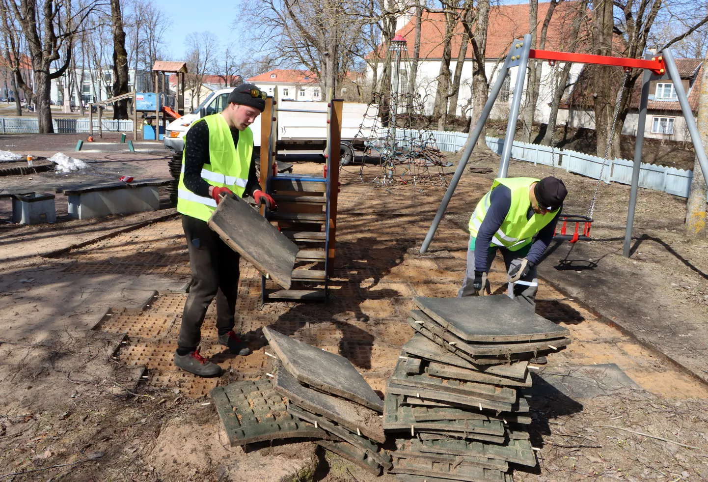 Строительство новой игровой площадки в Йыхви началось в среду с демонтажа старой.