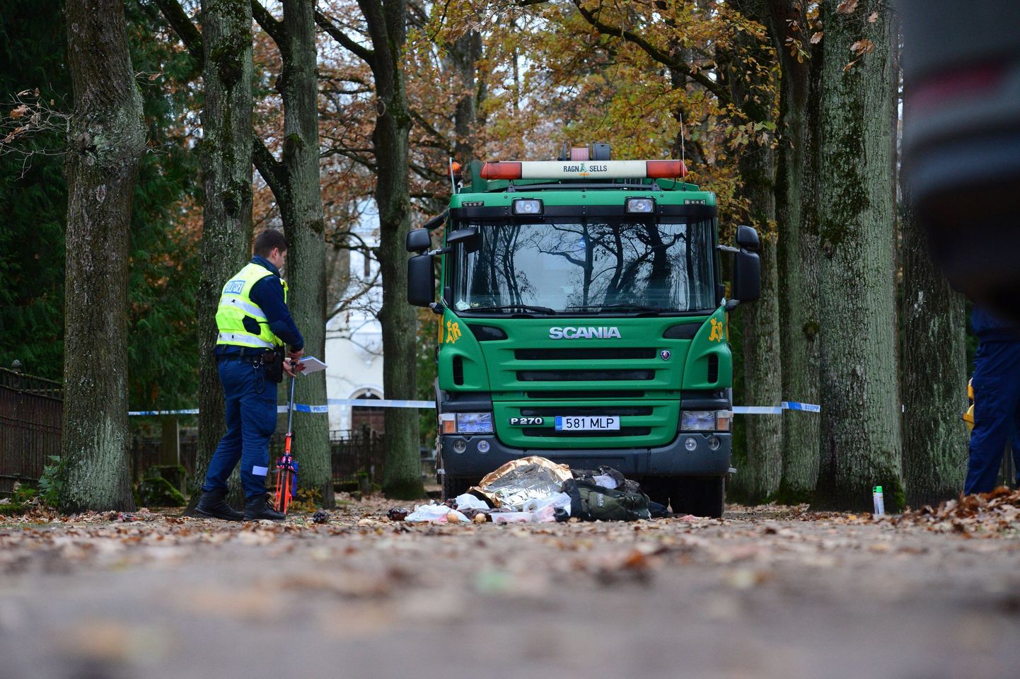 Полиция по-прежнему ждет информации о трагедии, произошедшей в понедельник на кладбище Раади в Тарту.
