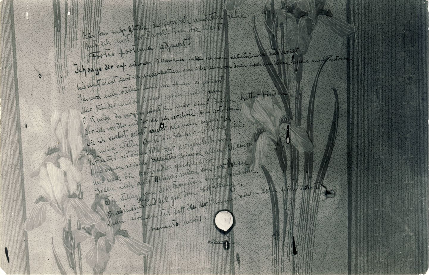 1925. aastal enne mõisast lahkumist kirjutas perepoeg Esteban Girard saali seinale needmiskirja. Selle kirja püüdis fotole omaaegne Kunda Rahvaülikooli direktor.