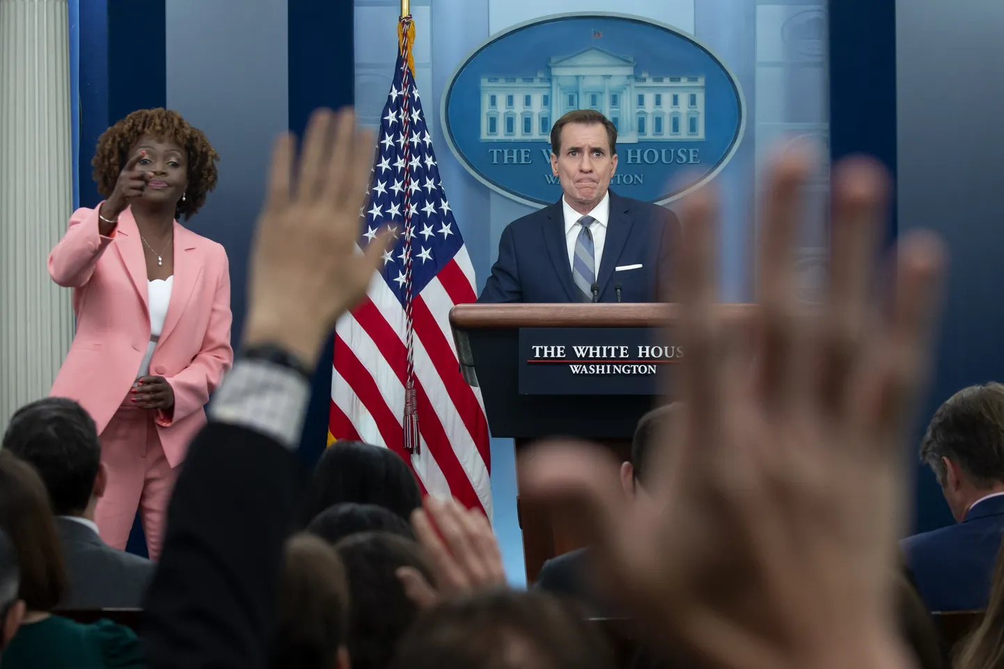USA riikliku julgeoleku strateegilise kommunikatsiooni nõunik John Kirby ja Valge Maja pressiesindaja Karine Jean-Pierre pressikonverentsil Pentagoni lekkinud dokumentide kohta Washingtonis 10. aprillil 2023.