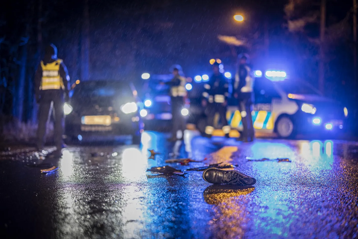 Musta jõulukaardi esikülg.