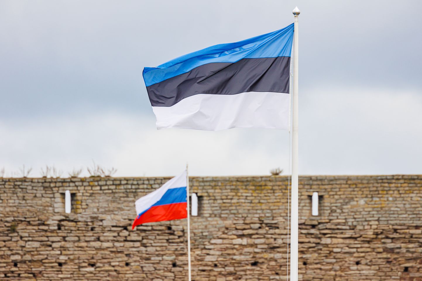 Флаги Эстонии и России на границе в Нарве.