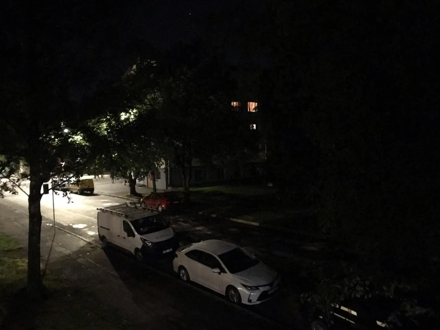 Tiigi tänava valgusallikad on Pepleri ja Tiigi tänava ristmiku tänavavalgustus ning majade automaattuled.