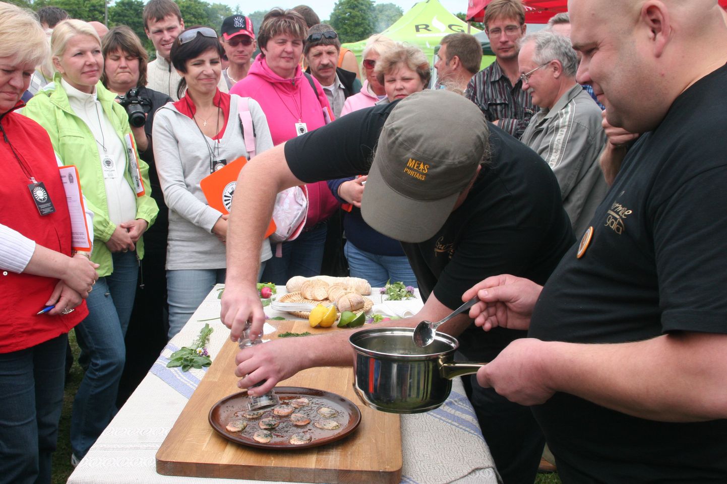 Võistkond Gurmee Gala grillis liha või kala asemel hoopis taldrikut, mida siis omalaadse "pannina" kasutati.