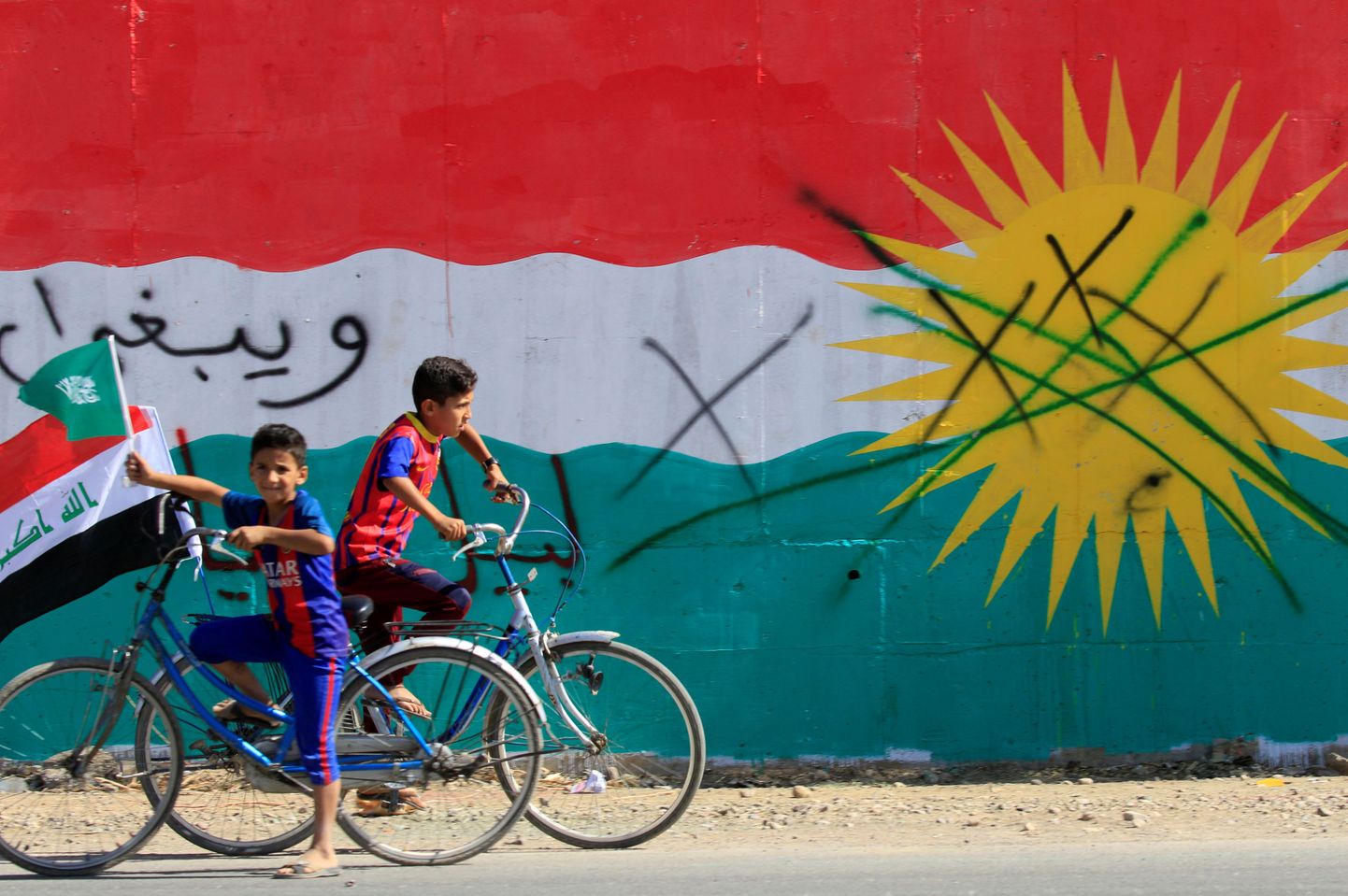 Lapsed Kirkuki lähedad Iraagi lipuga.