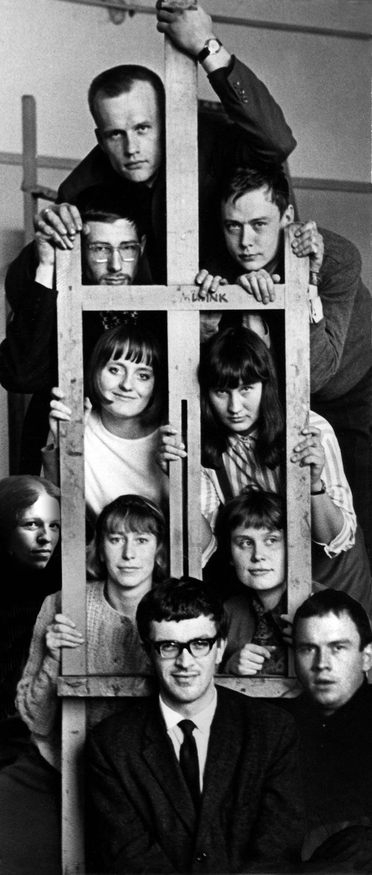 Члены арт-группы ANK'64 в газете Noorte Hääl в 1966 году: наверху Юри Аррак, во втором ряду сверху слева Тынис Лаанемаа, справа Энно Оотсинг, в третьем ряду слева Малле Лейс, справа Айли Винт, в четвертом ряду Кристийна Каазик, Тийу Палло, Марью Мутсу, спереди слева Тынис Винт, справа Велло Тамм. На исходной фотографии не было Марью Мутсу и Велло Тамма, они были добавлены позже.