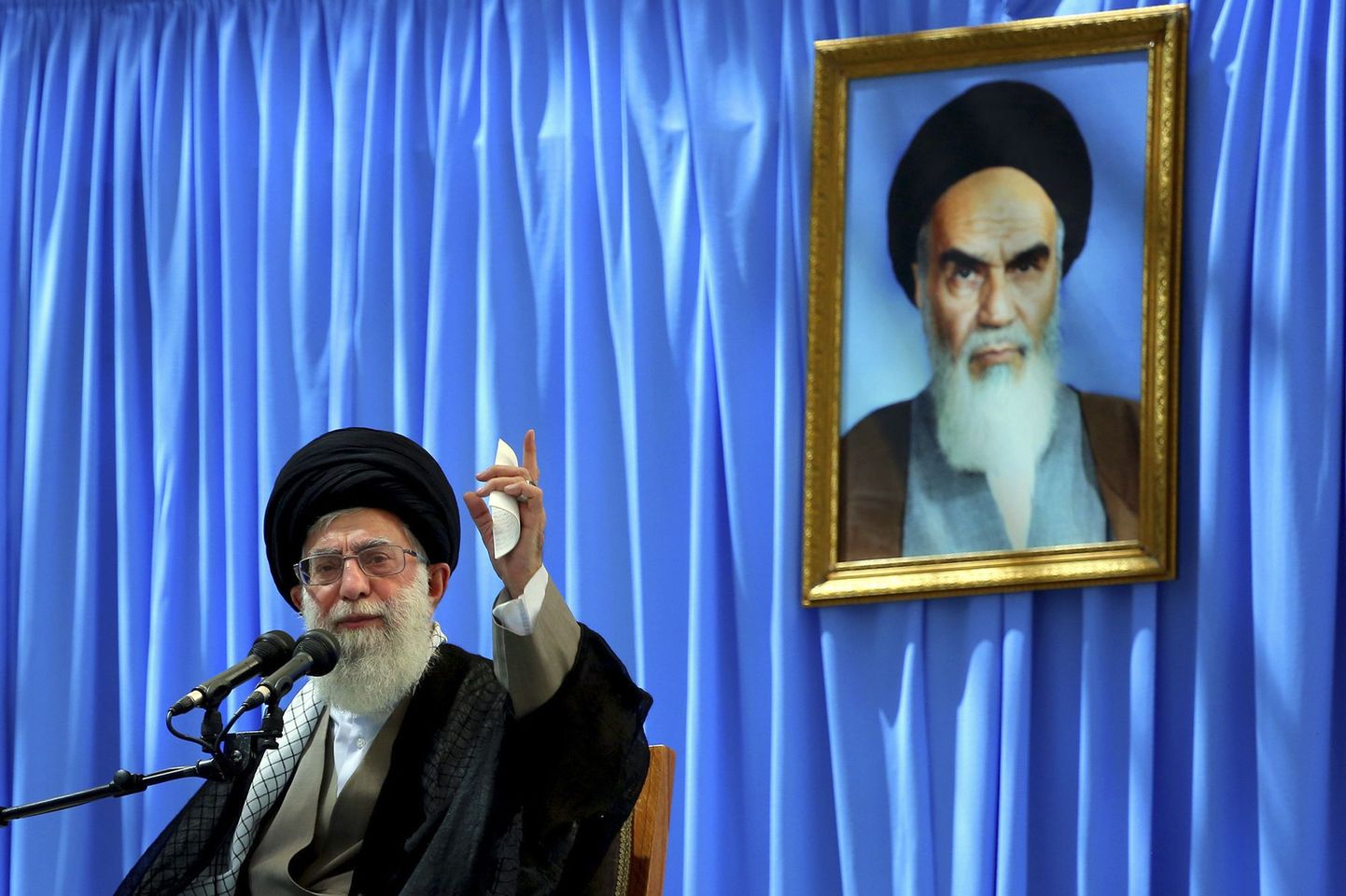 Ajatolla Ali Khamenei peab kõnet ajatolla Homeini foto all.
