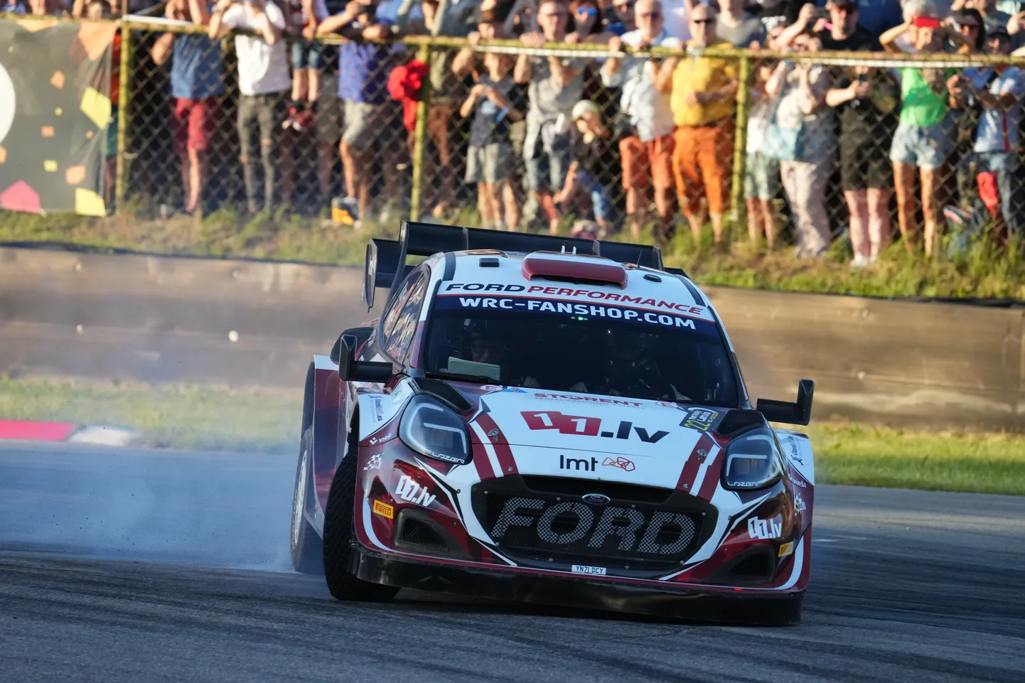 Stūrmanis Renārs Francis un rallija pilots Mārtiņš Sesks piedalās FIA pasaules rallija čempionāta "Tet Rally Latvia" ātrumposmā Biķernieku trasē.