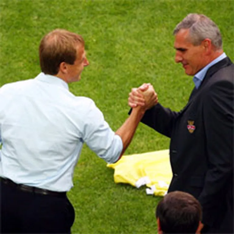 Pēc spēles atsveicinās arī komandu galvenie treneri - (no kreisās) Jirgens Klinsmans un Pāvels Janass. 